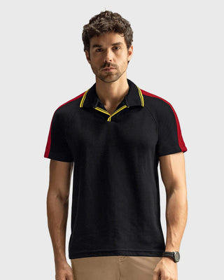 Camiseta tipo polo con cuello sport y detalles en contraste#color_700-negro