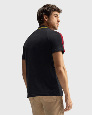 Camiseta tipo polo con cuello sport y detalles en contraste#color_700-negro