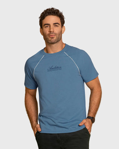 Camiseta manga corta con detalle en contraste y estampado localizado#color_024-azul-gris-ceo-estampado