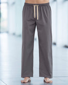 Pantalón largo en algodón cómodo y funcional para hombre