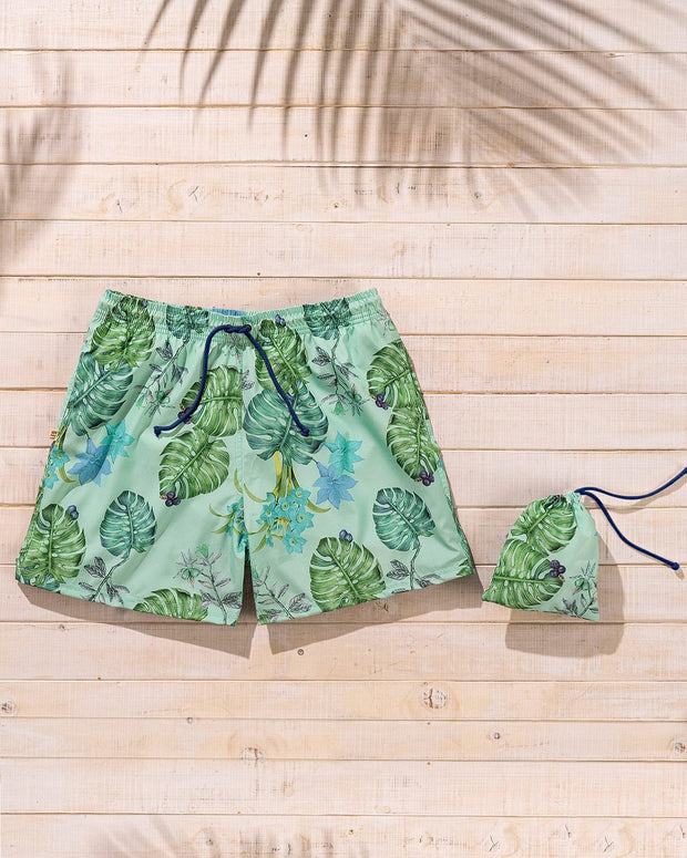 Pantaloneta de baño masculina elaborada con material de pet reciclado#color_656-fondo-verde