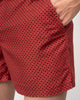 Bermuda playera corta con botón y cierre internos y bolsillos laterales#color_030-estampado-rojo