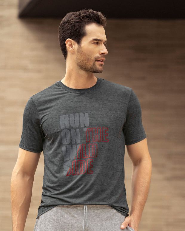 Camiseta deportiva masculina de secado rápido con estampado localizado#color_157-gris