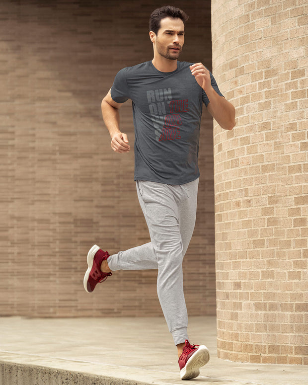 Camiseta deportiva masculina de secado rápido con estampado localizado#color_157-gris