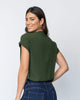 Blusa manga corta silueta semiajustada cierre funcional en escote#color_249-verde-militar