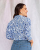 Blusa manga larga con botón funcional y mangas con botón#color_517-azul-estampado