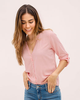 Blusa manga 3/4 silueta semiajustada con botón funcional#color_093-rosa-claro