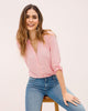 Blusa manga 3/4 silueta semiajustada con botón funcional#color_093-rosa-claro