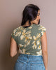 Camiseta manga corta con cuello en v#color_020-flores-verde
