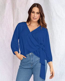 Blusa manga 3/4 con escote en v y anudado lateral#color_024-azul