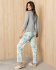 Pijama camiseta larga y pantalón largo silueta semiajustada#color_288-estampado-flores-azules