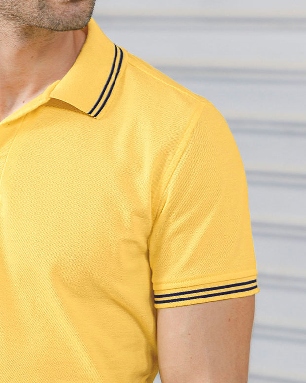 Camiseta tipo polo con tejido en cuello y mangas#color_111-amarillo