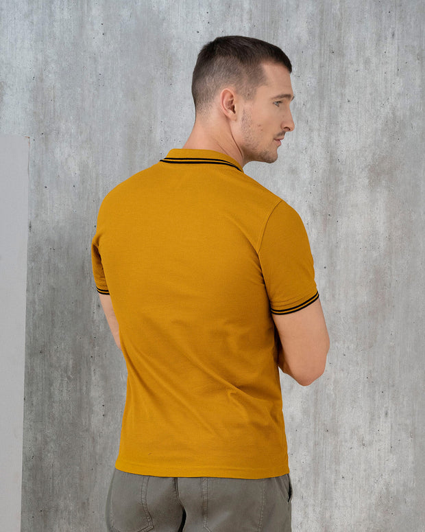 Camiseta tipo polo con tejido en cuello y mangas#color_128-mostaza
