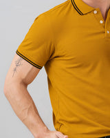 Camiseta tipo polo con tejido en cuello y mangas#color_128-mostaza