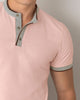 Camiseta cuello henley con contraste de color en mangas y cuello#color_281-rosa-palido