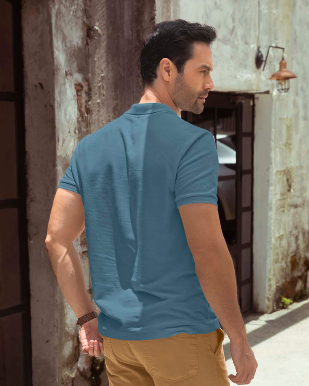 Camiseta tipo polo con bordado en frente#color_294-azul