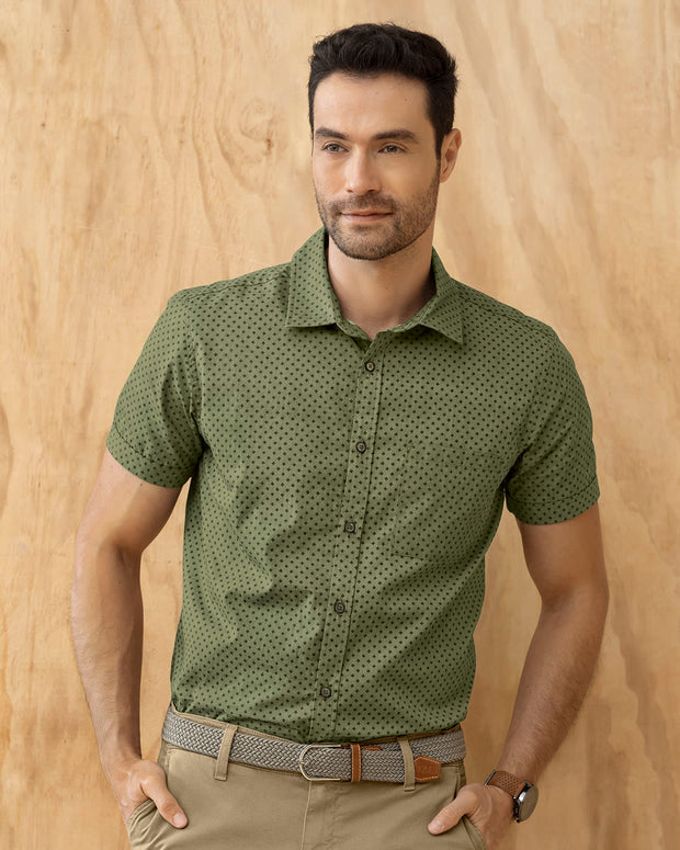 Camisa manga corta estampado continuo para hombre#color_617-verde-oliva