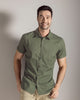 Camisa manga corta estampado continuo para hombre#color_617-verde-oliva