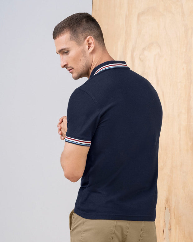 Camiseta tipo polo con mangas y cuello tejido#color_527-azul-oscuro