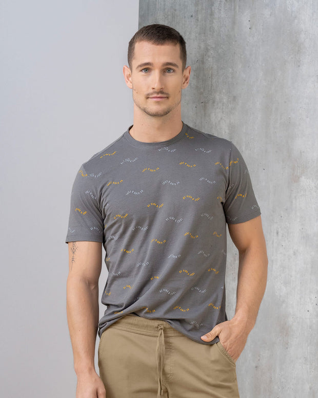 Camiseta manga corta masculina con estampado continuo