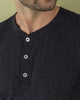 Camiseta manga larga henley con botones decorativos#color_722-gris-oscuro