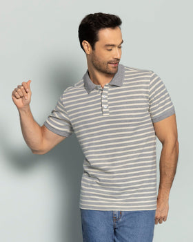 Camiseta polo manga corta con cuello y mangas tejidos en contraste#color_146-gris-y-marfil