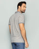 Camiseta polo manga corta con cuello y mangas tejidos en contraste#color_146-gris-y-marfil