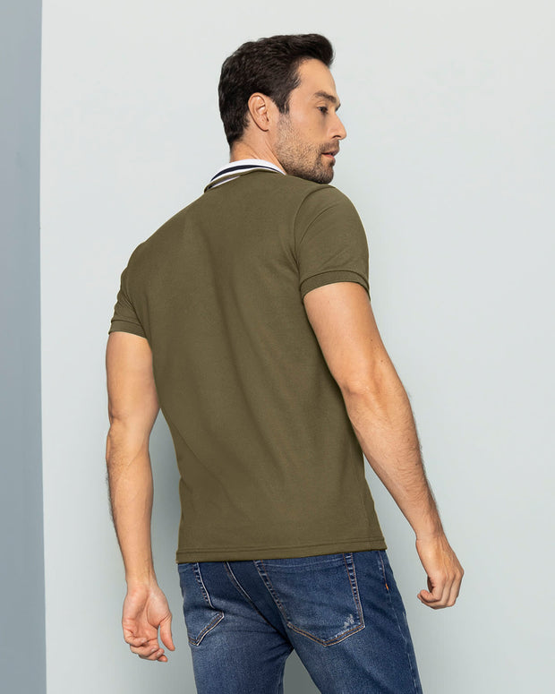 Camiseta tipo polo con botones funcionales  y cuello y mangas tejidos#color_601-verde