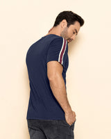 Camiseta manga corta con detalle en hombros#color_457-azul-oscuro